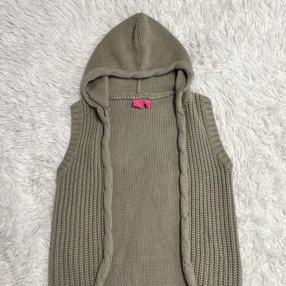 Take Out Sleeveless Pullover